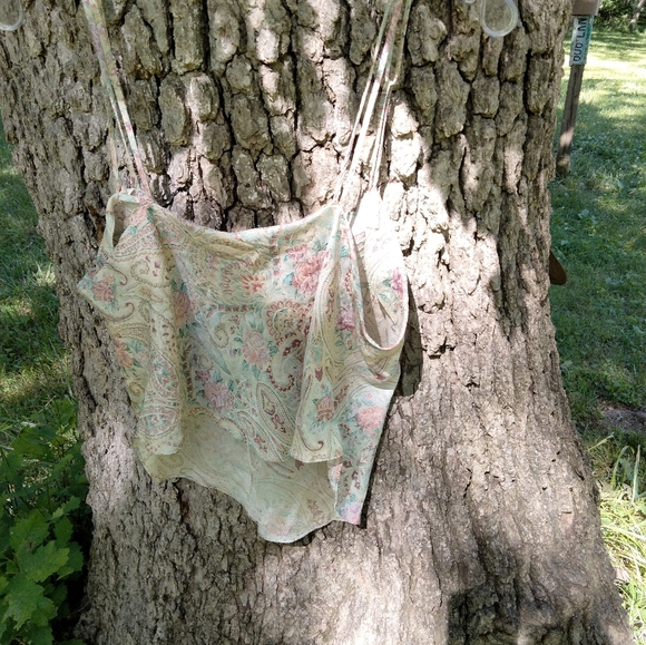 ⬇️ Price Drop!⬇️ Vintage Victoria's Secret Camisole in size M - Picture 2 of 4